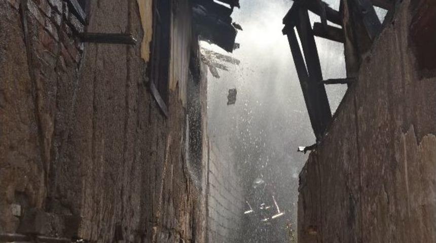 Başkent&rsquo;te Boş Gecekondu Da &Ccedil;ıkan Yangın Korkuttu