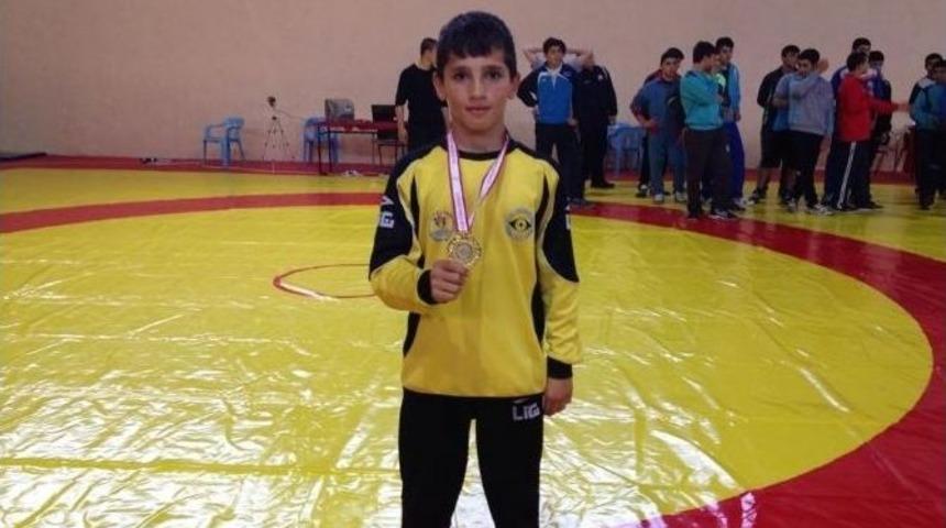 İktisas Spor Kul&uuml;b&uuml;n&uuml;n Şampiyon G&uuml;reş&ccedil;ileri Transfer Oldu