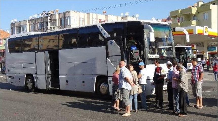 Motosikletiyle Otobüsün Altında Kalan Genç Öldü