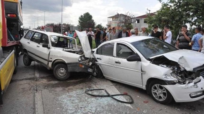 &Ccedil;arşamba&rsquo;da Zincirleme Kaza: 4 Yaralı