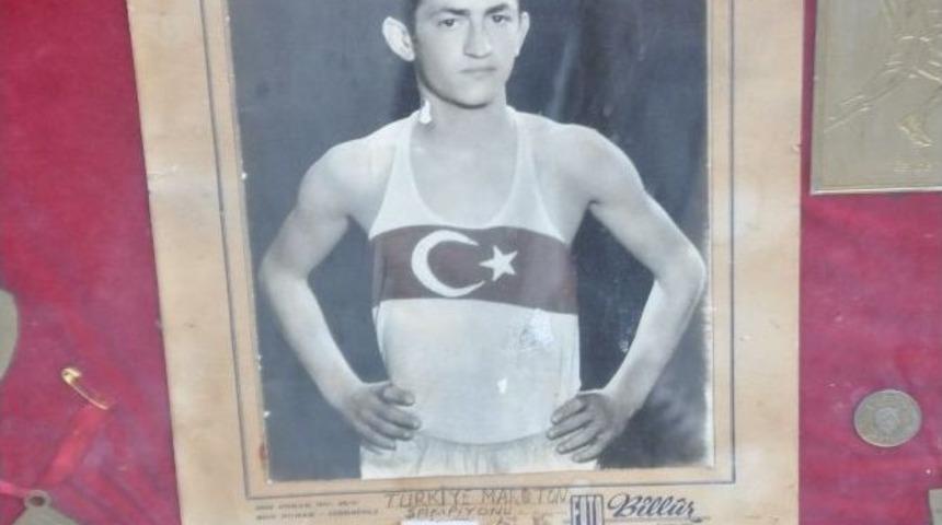 (&ouml;zel Haber) İzmir&rsquo;de Madalyalı Dilenci