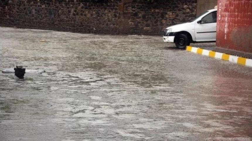 Diyadin&rsquo;de Sağanak Yağış