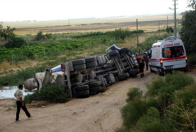 Beton Mikseri Sulama Kanalına Devrildi