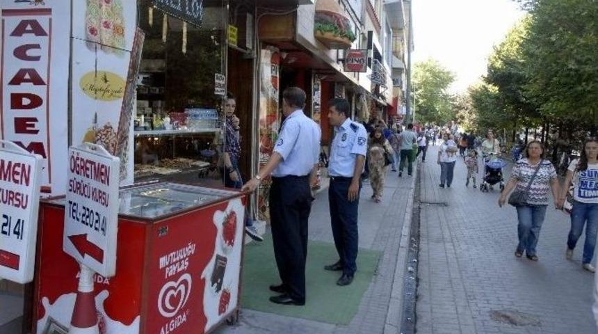 Eskişehir&rsquo;de Zabıta Ekiplerinin Kaldırım İşgaliyesi Denetimi