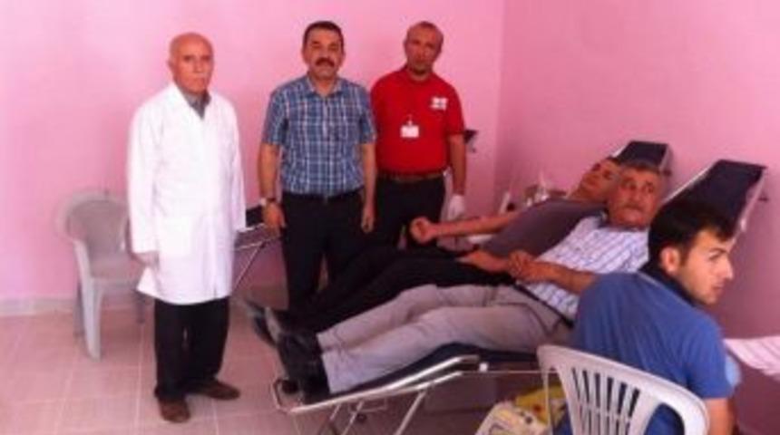 &Ccedil;i&ccedil;ekdağı İl&ccedil;esinden Kızılaya Kan Desteği