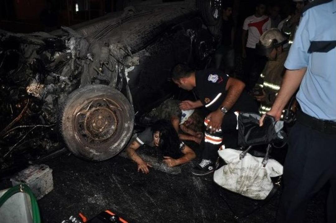 Otomobil Altında Kalan Kadınlar, Acı İ&ccedil;erisinde Kurtarılmayı Bekledi