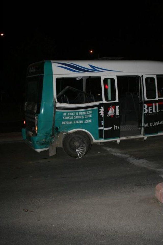 Konya'da Otomobil Ile Minibüs Çarpıştı: 6 Yaralı