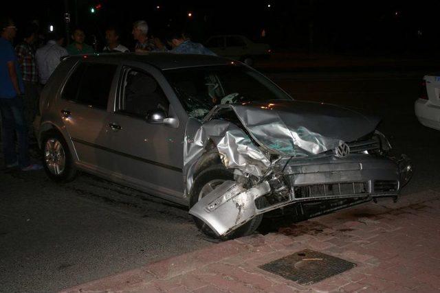 Konya'da Otomobil Ile Minibüs Çarpıştı: 6 Yaralı