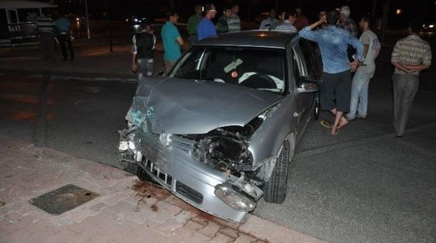 Minib&uuml;s İle Otomobil &Ccedil;arpıştı: 6 Yaralı