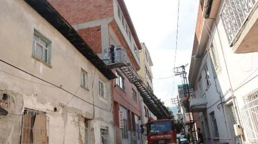 İtfaiye Ve Polis Mahsur Kalan Kedi İ&ccedil;in Seferber Oldu