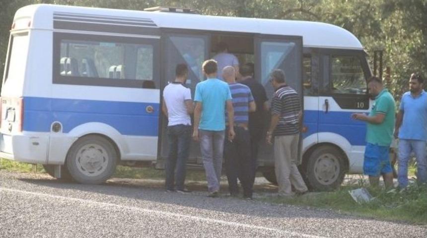 Motosiklet Minib&uuml;se &Ccedil;arptı: 2 Yaralı