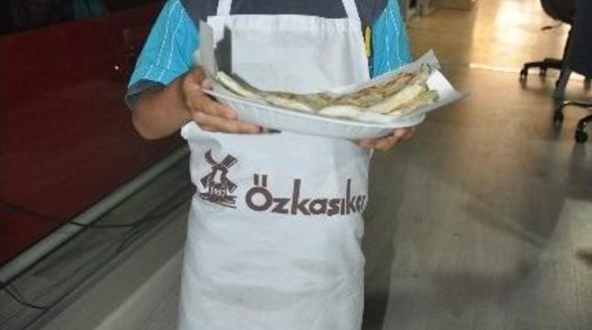 6 Yaşında Ekmeğini G&ouml;zlemeden &Ccedil;ıkarıyor