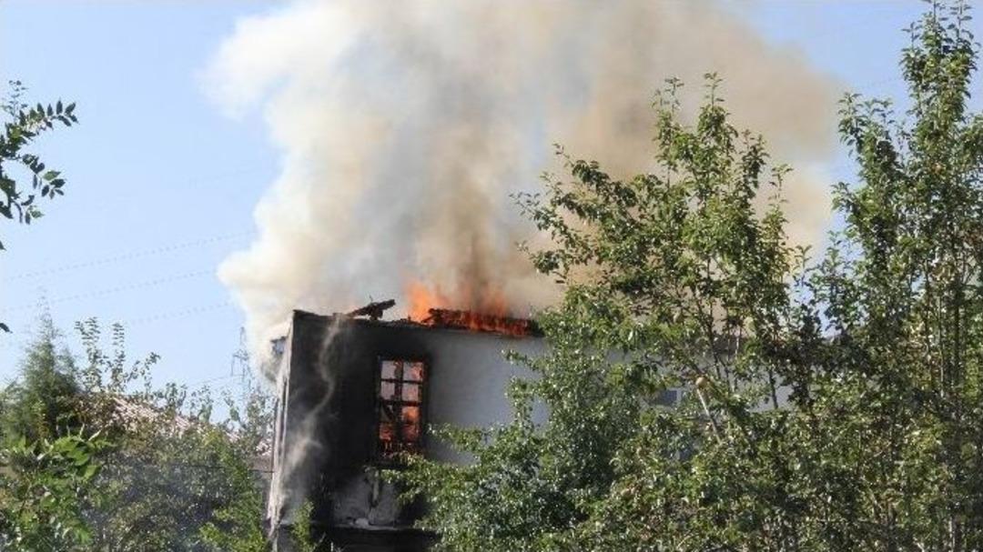 &Ccedil;ocuklarını Alevlerin Arasından Kurtardı