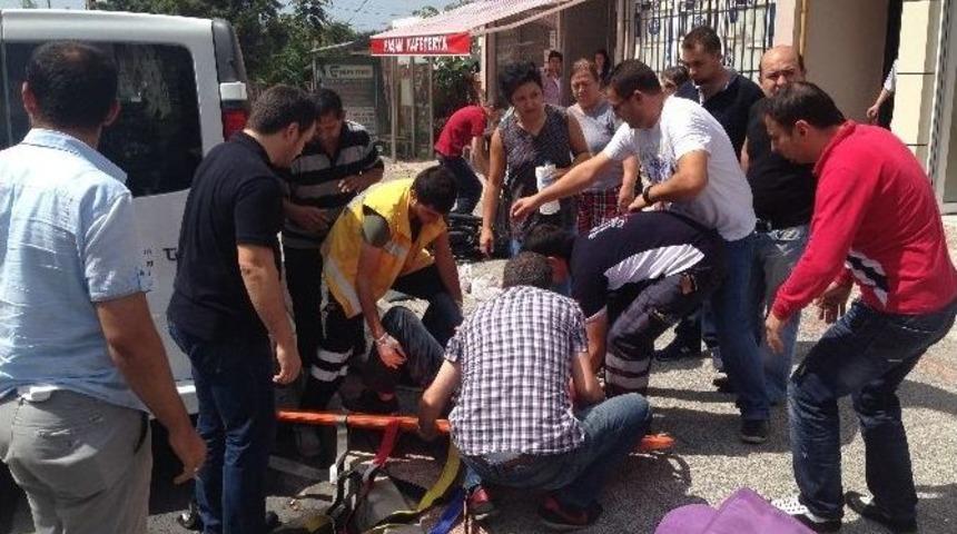 Bir G&uuml;nl&uuml;k Motosikleti İle Kaza Yaptı: 2 Yaralı