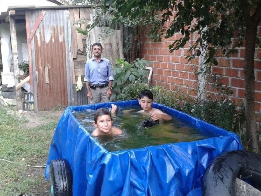 &Ccedil;ocuklar Kirli Dereye Girmesin Diye Trakt&ouml;r R&ouml;morkunu Havuz Yaptı