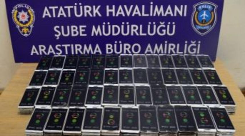 Atat&uuml;rk Havalimanı&rsquo;nda Ka&ccedil;ak Cep Telefonu Operasyonu