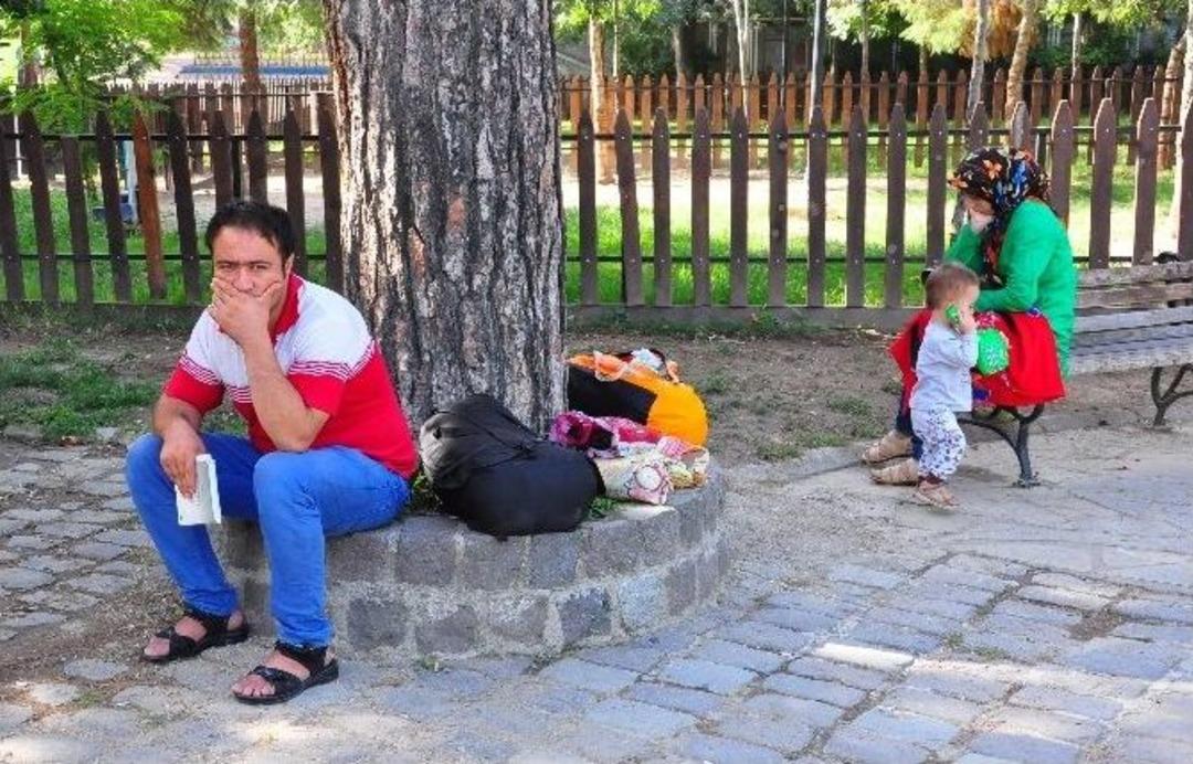 Afgan Aile Sokakta Kaldı