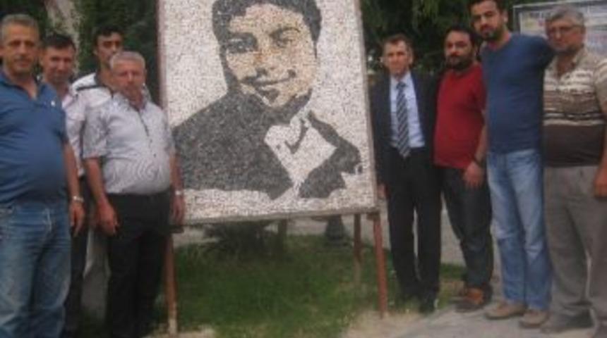 Abdullah C&ouml;mert&rsquo;e Taş Mozaikten Fotoğraf