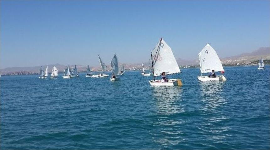 Van G&ouml;l&uuml; Sahili Sporcular İle Renkleniyor