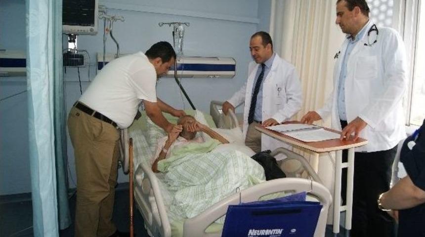 Kedileriyle &Ccedil;&ouml;p Evde Yaşayan Yaşlı Adam Hastaneye Kaldırıldı