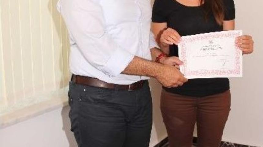 &Ouml;ğrencilerin Sertifikalarını Başkan Gen&ccedil; Verdi