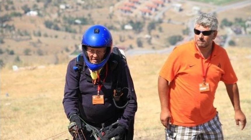 78 Yaşında Yama&ccedil; Paraş&uuml;t&uuml; Şampiyonasına Katıldı