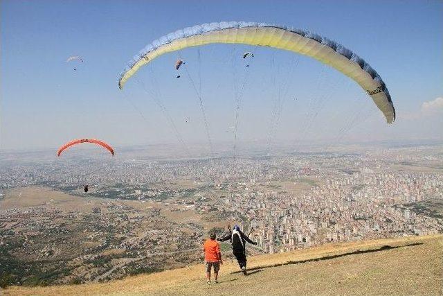 78 Yaşında Yamaç Paraşütü Şampiyonasına Katıldı