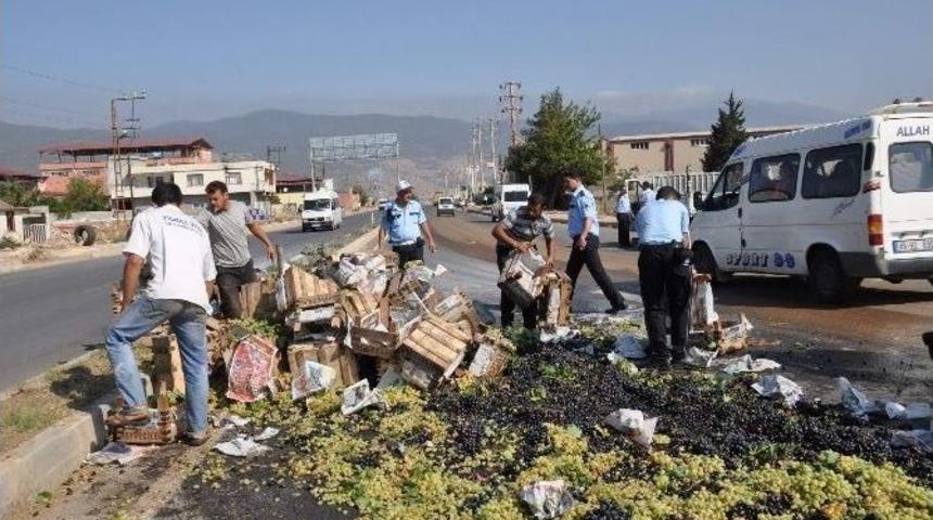 Üzüm Yüklü Araç Devrildi: 1 Yaralı