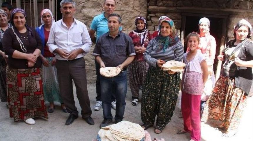 Hakkari&rsquo;de Ezidi G&ouml;&ccedil;menler İ&ccedil;in 50 Tandırda Ekmek Pişirildi