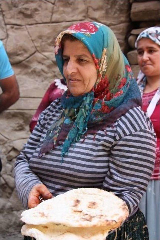 Hakkari’de Ezidi Göçmenler İçin 50 Tandırda Ekmek Pişirildi