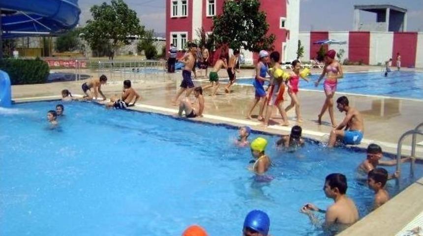 &Ccedil;ocuk Gelişim Merkezindeki &Ccedil;ocuklara Y&uuml;zme Eğitimi