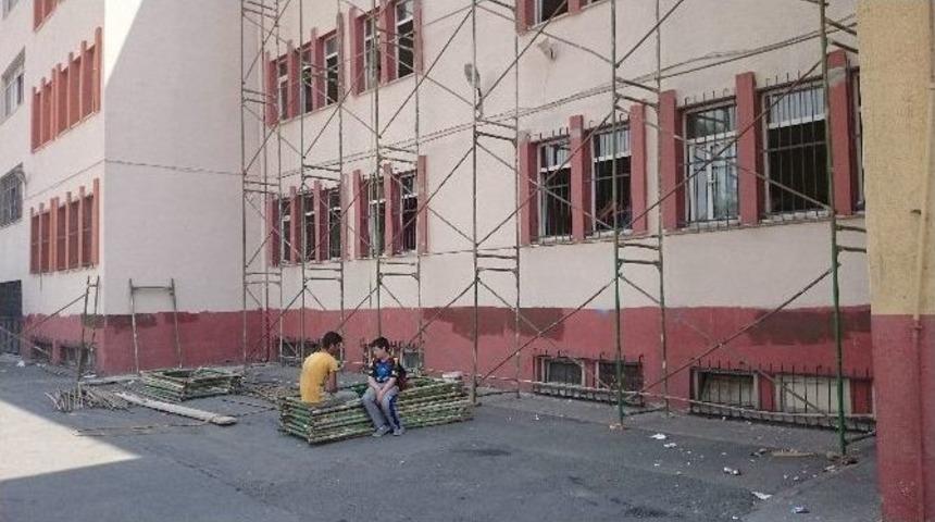 K&uuml;&ccedil;&uuml;k&ccedil;ekmece&rsquo;de Okullar Yenileniyor