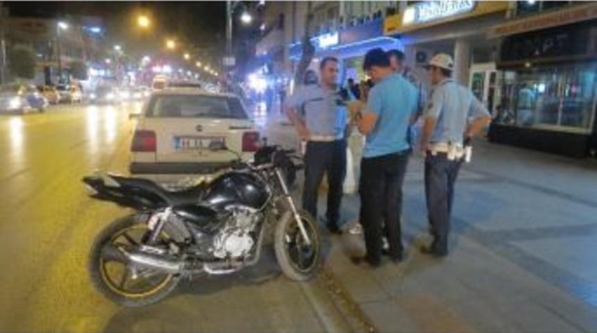 Polis Durdurunca, Motosikleti Bırakıp Ka&ccedil;tı