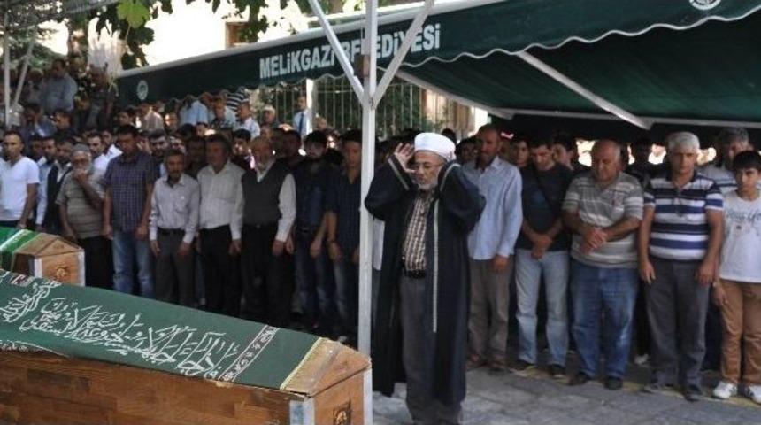 Ayırmak İstediği Kavgada &Ouml;len Adam Toprağa Verildi