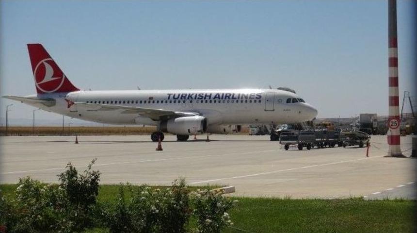 Askeri U&ccedil;ağın Piste Verdiği Tahribat Nedeniyle Hava Trafiği Durdu