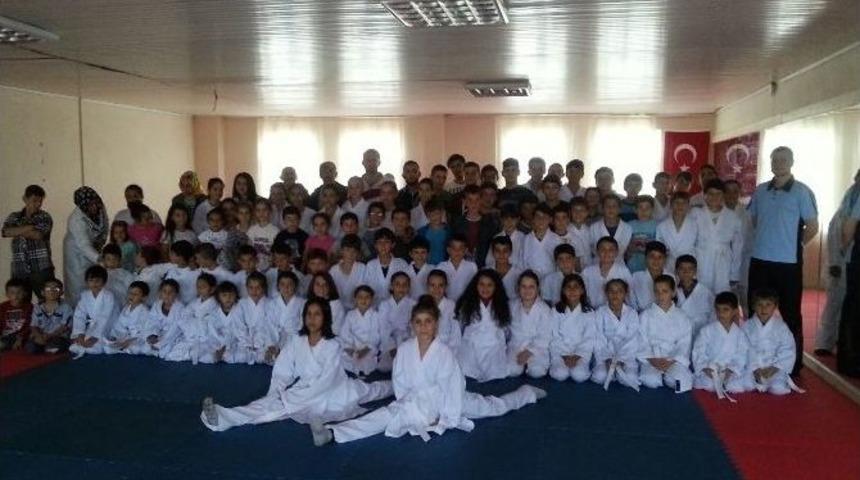 Hendek Karate Eğitim Merkezi Sporcuları &Ccedil;alışmalarına Devam Ediyor