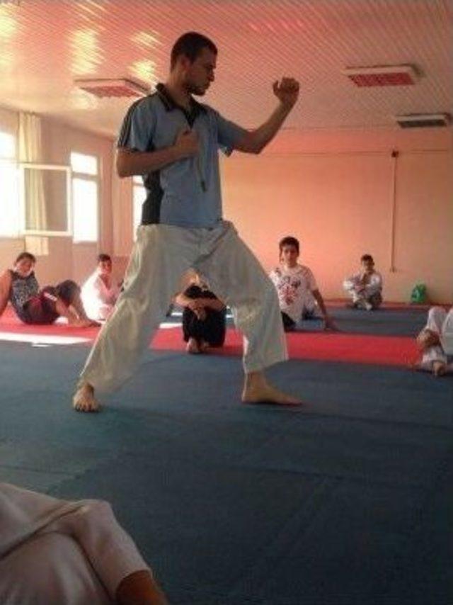 Hendek Karate Eğitim Merkezi Sporcuları Çalışmalarına Devam Ediyor