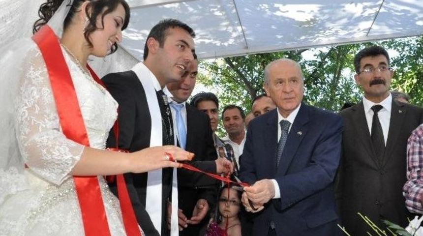 Mhp Lideri Bah&ccedil;eli Gen&ccedil; &Ccedil;iftin Y&uuml;z&uuml;klerini Taktı