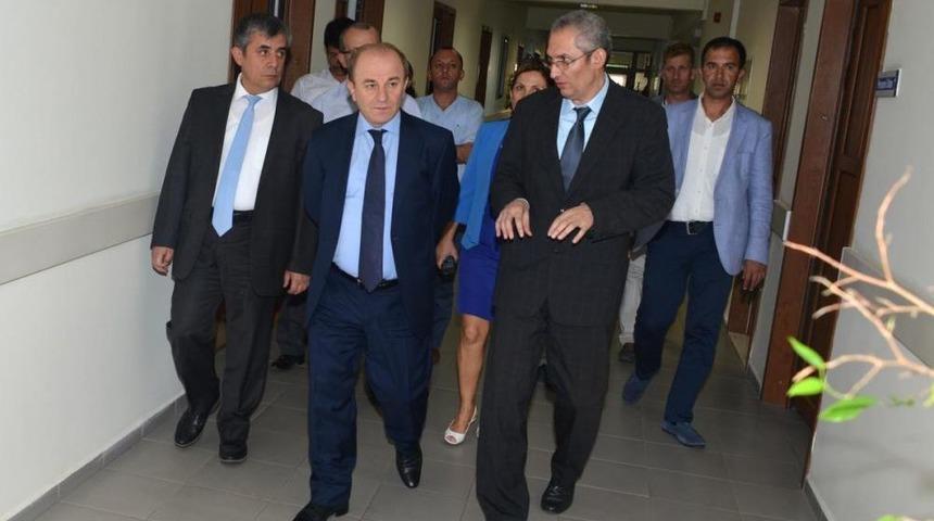 Vali &Ouml;zt&uuml;rk, Alkol Ve Madde Bağımlılarını Ziyaret Etti