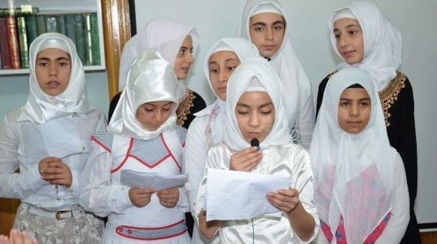 Kuran Kursu &Ouml;ğrencilerine, Kurs Sonunda Hediye Verildi