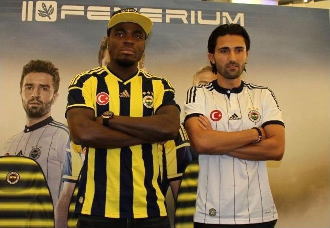 Emenike Ve Hasan Ali Kaldırım Taraftarlara İmza Dağıttı
