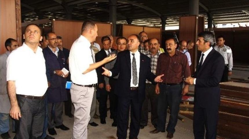 Vali G&uuml;naydın, Ahşap Fuarındaki &Ccedil;alışmaları İnceledi