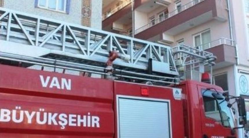 Van&rsquo;da Yangın İhbarı İtfaiye Ekiplerini Alarma Ge&ccedil;irdi