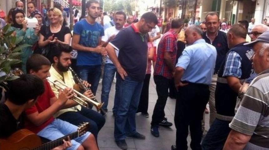 Vatandaş Şikayet Etti, Zabıta Kaldırdı