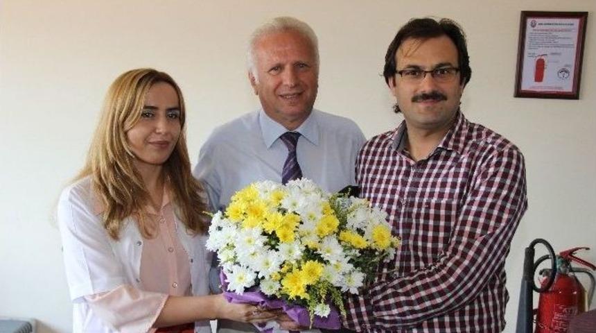 Uzman Olan Asistana Pastalı Kutlama