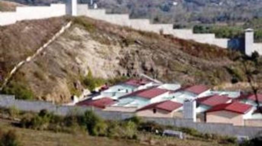 Firar Etmek İsteyen Mahkum &Ccedil;atıda Yakalandı