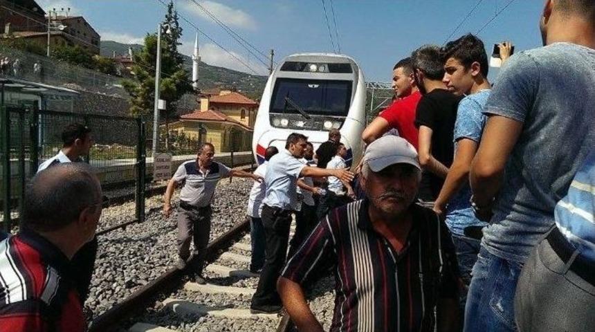 Sakarya&rsquo;da Vatandaşlar Y&uuml;ksek Hızlı Tren&rsquo;i Durdurdu