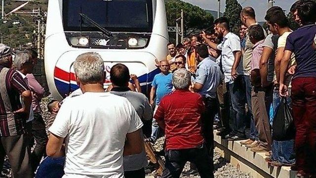 Sakarya&rsquo;da Vatandaşlar Y&uuml;ksek Hızlı Tren&rsquo;i Durdurdu 1