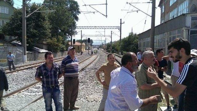 Sakarya&rsquo;da Vatandaşlar Y&uuml;ksek Hızlı Tren&rsquo;i Durdurdu 2