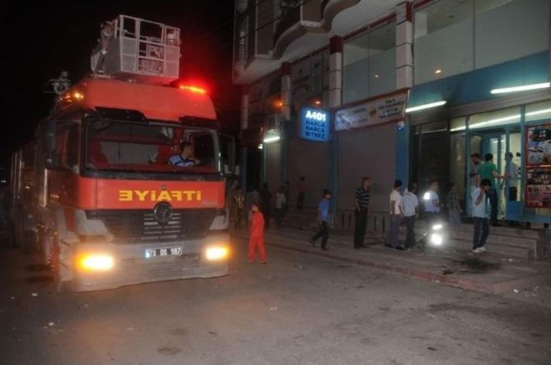 Cizre&rsquo;de Alışveriş Merkezine Molotoflu Saldırı: 1 Yaralı